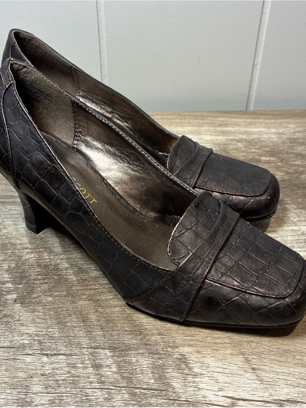 Karen Scott Croc Bronze Faux Leather Penny Loafer Pump Block Heel Sz 5.5M Preppy